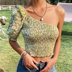 One shoulder puff sleeve ruffled top